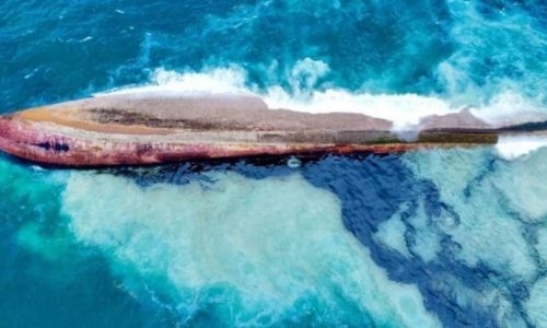 Disastrous oil spill in Trinidad after mystery shipwreck