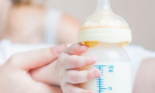 Woman selling 118 litres of her own breast milk to help families amid 'infant formula crisis' in US