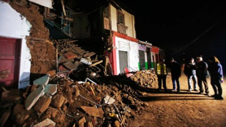 Chile quake kills 10, one million evacuated