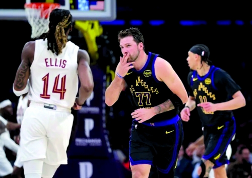 Doncic returns with 42 as Lakers down Cavs