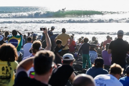 New Zealand surf event halted as sea creature bites photographer