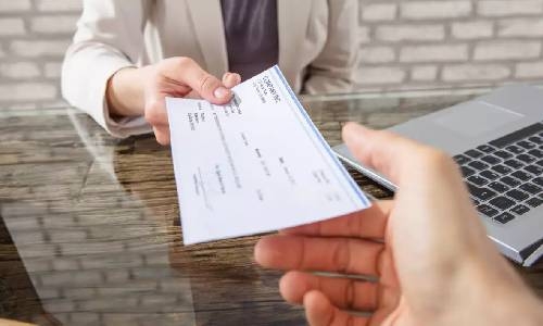 Employee accidentally gets paid 286 times his salary; resigns and disappears in Chile Employee accidentally gets paid 286 times his salary; resigns and disappears in Chile