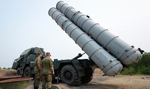 Iran unveils S-300 missile system parts at army parade Iran unveils S-300 missile system parts at army parade