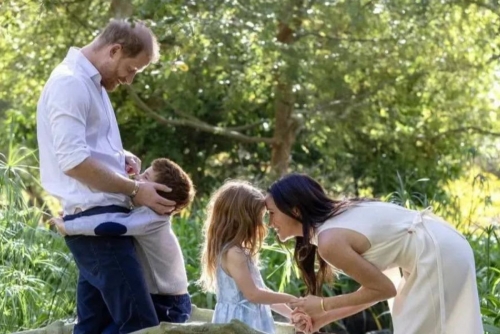 Prince Harry Embraces Diana’s Parenting Style with ‘Extra Tight Hugs’ Prince Harry Embraces Diana’s Parenting Style with ‘Extra Tight Hugs’