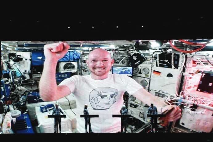  Astronaut drops in, plays duet from space