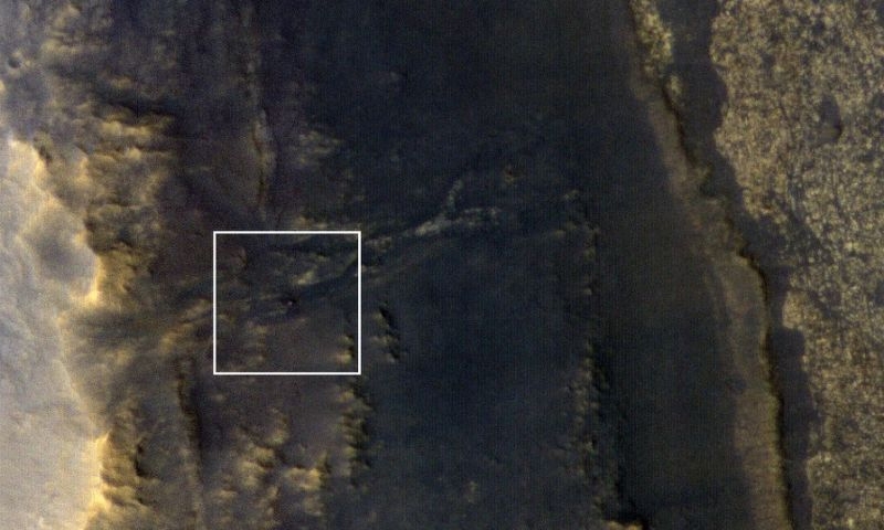 NASA sees its Martian robot, but no signals NASA sees its Martian robot, but no signals