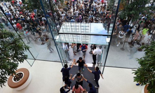 Apple opens first official store in SE Asia