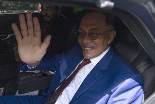 Malaysia's Anwar meets king in bid to form new government