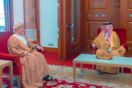 HM King Hamad Receives Omani Finance Minister