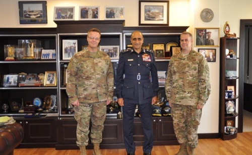 Coast Guard commander receives US officials