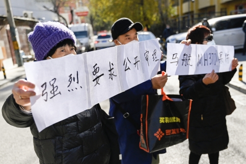 Families of Malaysia Airlines plane crash victims call for new search