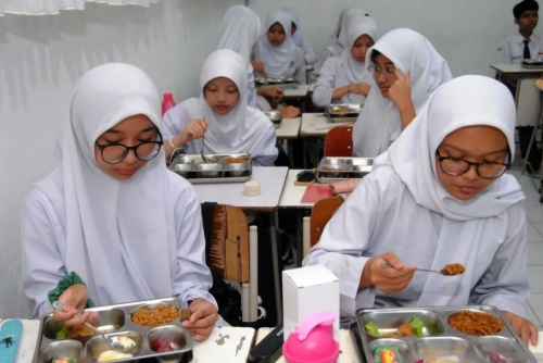 Indonesia Considers Cutting Free School Meals to Ease Budget Pressure
