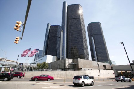 Auto workers in Us win pay raise Auto workers in Us win pay raise