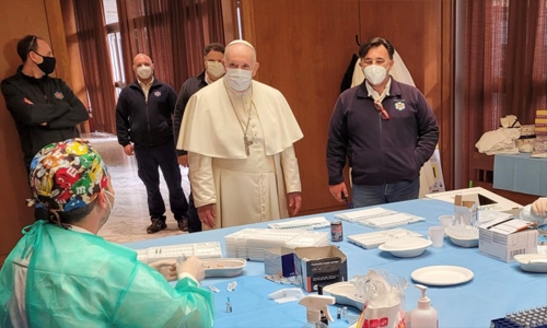 Pope makes surprise visit to homeless getting COVID-19 vaccine in Vatican Pope makes surprise visit to homeless getting COVID-19 vaccine in Vatican