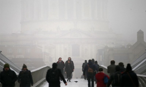 Fog in London forces flight cancellations
