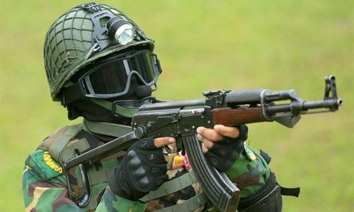 Blasts kill six as Bangladesh commandos storm Islamist hideout