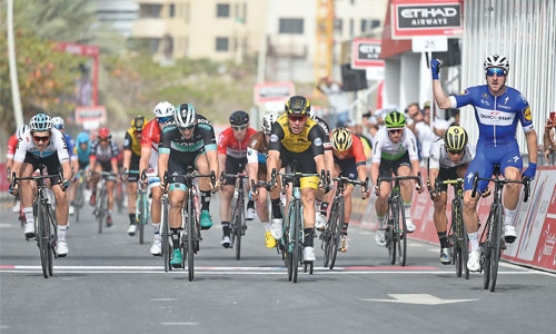 Viviani pips Van Poppel, takes lead Viviani pips Van Poppel, takes lead