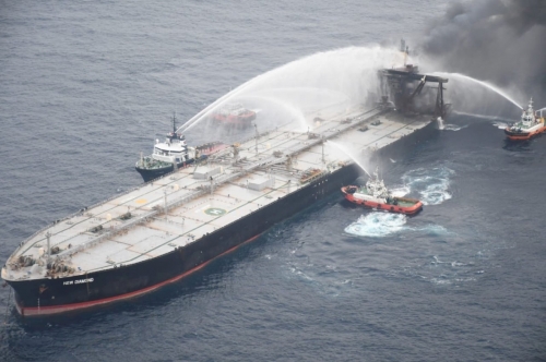 Sri Lanka navy plugs leak on firehit supertanker Sri Lanka navy plugs leak on firehit supertanker