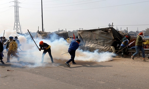 Republic Day: Indian police fire tear gas in clash with farmers Republic Day: Indian police fire tear gas in clash with farmers