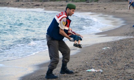 IS uses images of drowned toddler to warn refugees IS uses images of drowned toddler to warn refugees