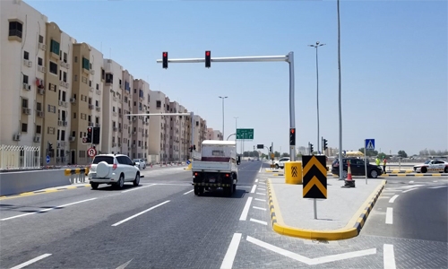 Ministry installs new traffic light on the North Sheikh Zayed Road