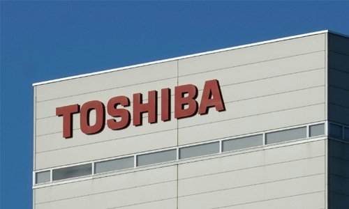 Toshiba shares plunge further after loss warning