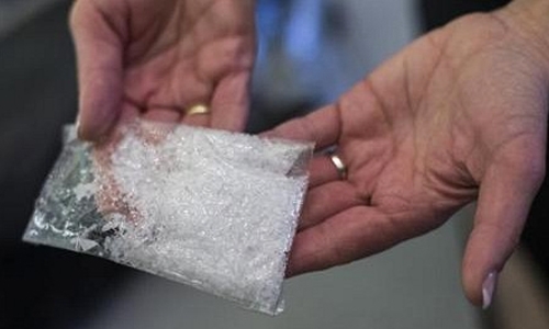 Woman nabbed giving 5kg heroin bag to man Woman nabbed giving 5kg heroin bag to man