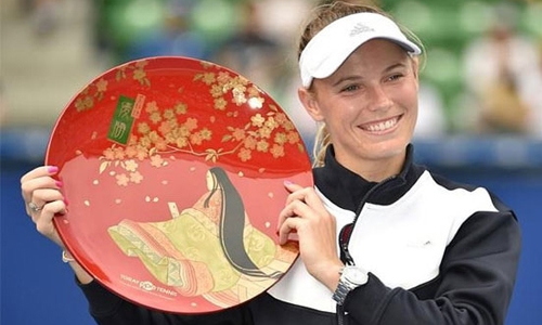 Wozniacki retains title