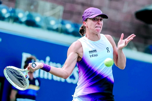 Ailing Auger-Aliassime falls at US Open as Swiatek, Osaka and Gauff advance