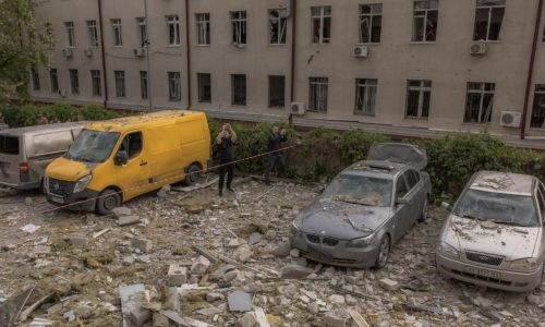 Russia presses offensive into Ukraine but hold off key city Russia presses offensive into Ukraine but hold off key city