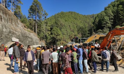 Indian rescuers drill to free 40 tunnel workers trapped for five days