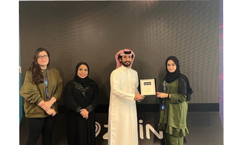 Zain Bahrain training employees on sign language