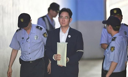 Samsung heir takes stand to deny corruption charges