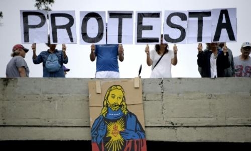 Venezuelans block roads in seventh week of unrest