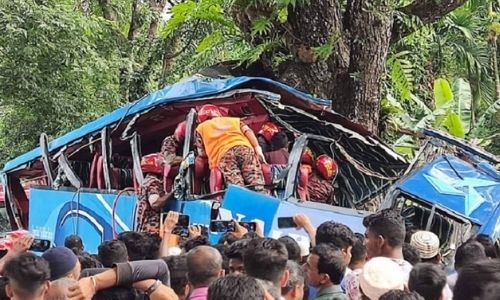 10 killed, 20 injured after bus crashes into tree in Bangladesh 10 killed, 20 injured after bus crashes into tree in Bangladesh
