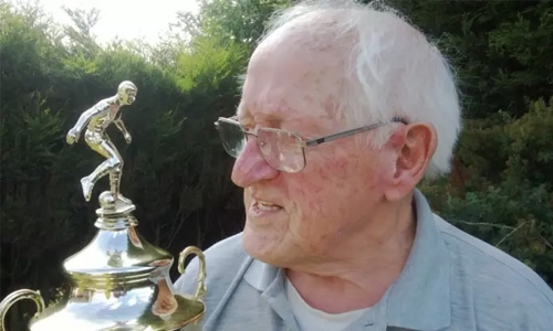 Former England striker Sewell dies aged 89 Former England striker Sewell dies aged 89