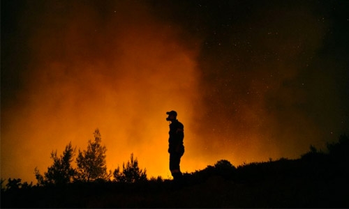 High winds hamper Greek firefighting efforts High winds hamper Greek firefighting efforts