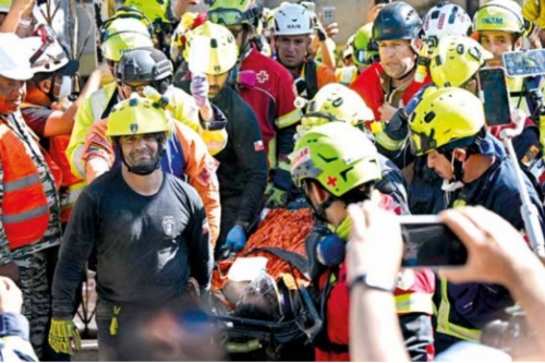 Rescuers dig out man eight days after Venezuela quakes Rescuers dig out man eight days after Venezuela quakes