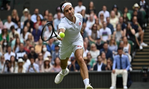 Roger Federer glides into last 16 at Wimbledon