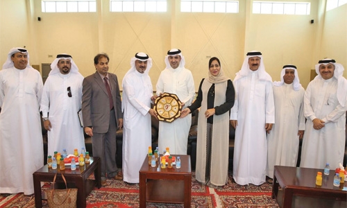 Minister visits Duraz, Bani Jamra