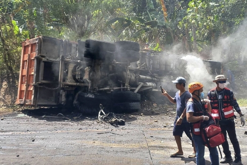 17 killed in Philippine road crash