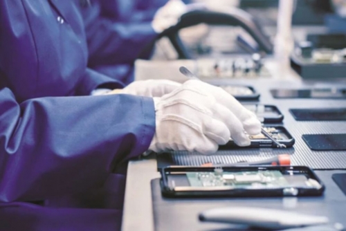 India now supplies one-third of US smartphone imports, eroding China’s lead 