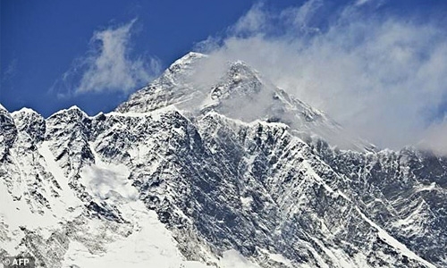 China to bar Everest climbers from Tibet side