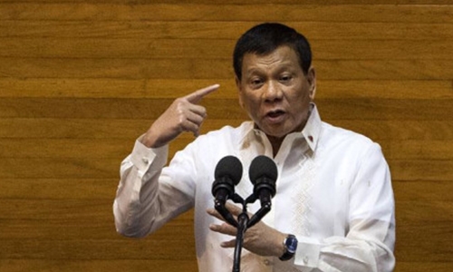 Philippines’ Duterte pestered again as gecko stalls speech