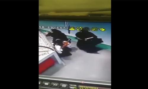 Veiled pickpocket caught on video