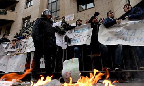 Several hundred activists hurl stones, eggs at Turkish embassy in Moscow