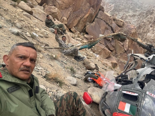 Viral Selfie After Army Helicopter Crash in Ladakh Highlights Survival of Three Officers