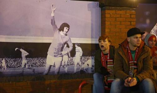 Manchester United fans honour late hero Best Manchester United fans honour late hero Best