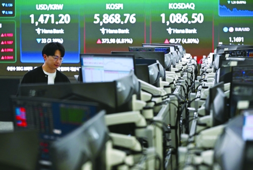 Oil prices plunge, stocks surge on US-Iran ceasefire