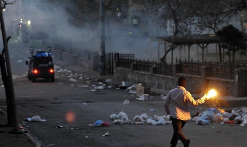 Turkish police disperse curfew protest in southeast Turkish police disperse curfew protest in southeast